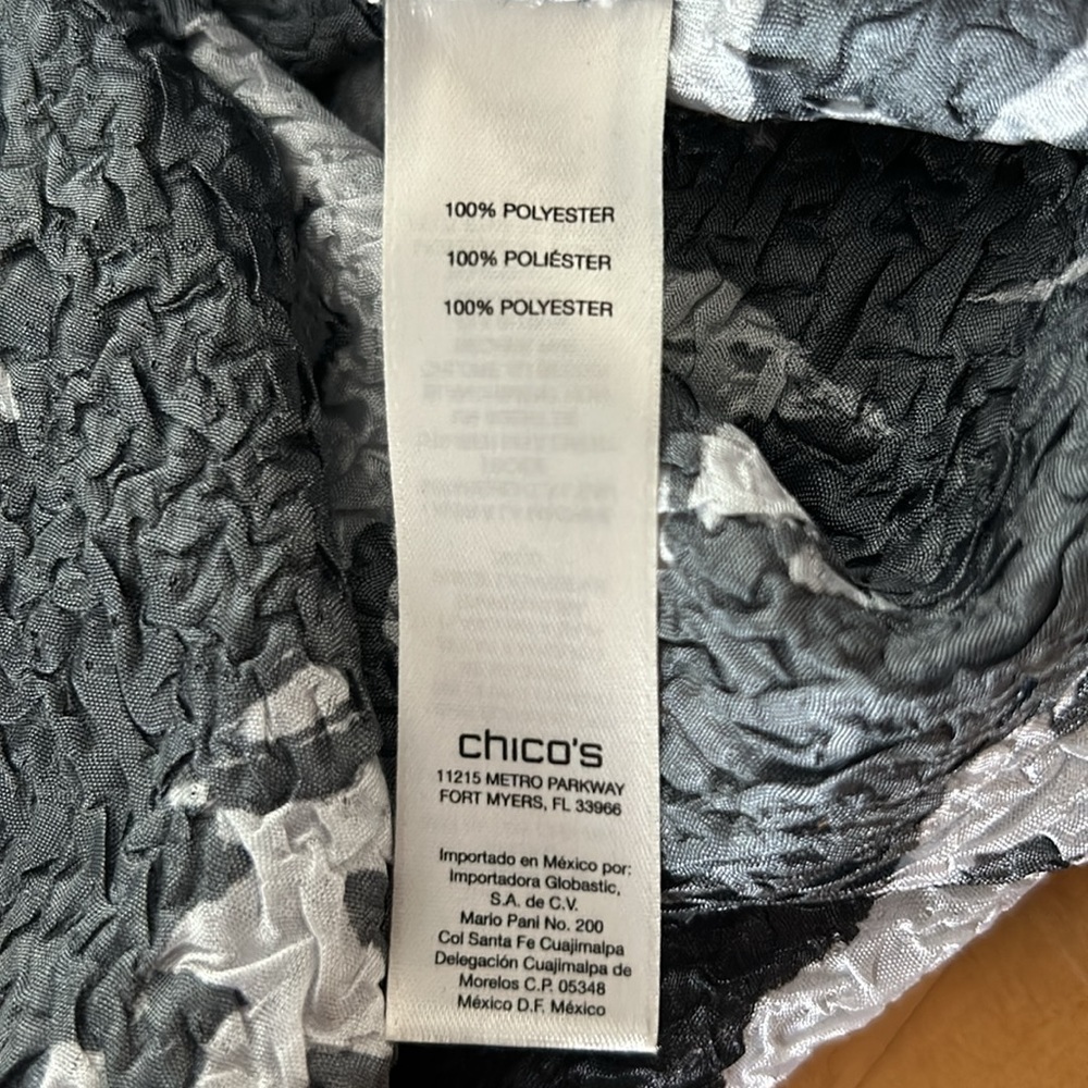 Chico’s Black & White Floral Open Front Cardigan/Jacket | Travel-Friendly | 2 - Picture 9 of 9